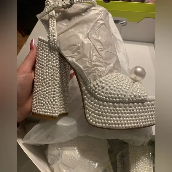 While pearl heels - Picture 4 of 7